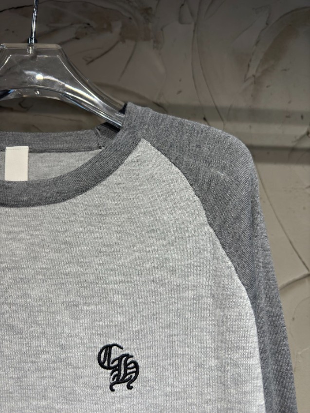 クロムハーツ スーパーコピー ラグラン長袖Tシャツ ライトグレー チャコールグレー袖切り替え 胸元ロゴ刺繍 クロス装飾 クルーネック 梱包丁寧_6