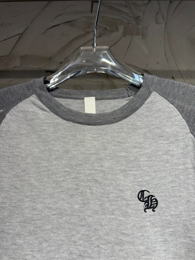 クロムハーツ スーパーコピー ラグラン長袖Tシャツ ライトグレー チャコールグレー袖切り替え 胸元ロゴ刺繍 クロス装飾 クルーネック 梱包丁寧_4