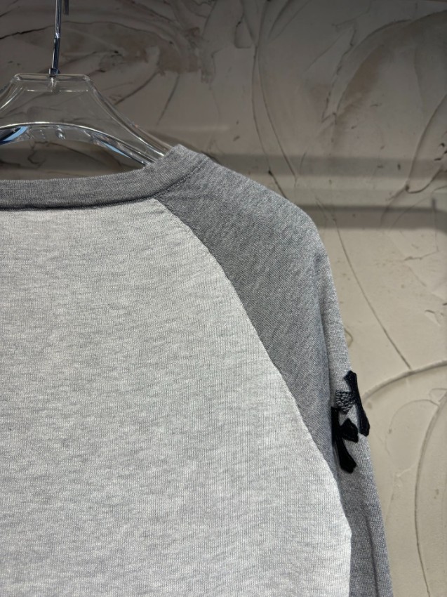 クロムハーツ スーパーコピー ラグラン長袖Tシャツ ライトグレー チャコールグレー袖切り替え 胸元ロゴ刺繍 クロス装飾 クルーネック 梱包丁寧_5