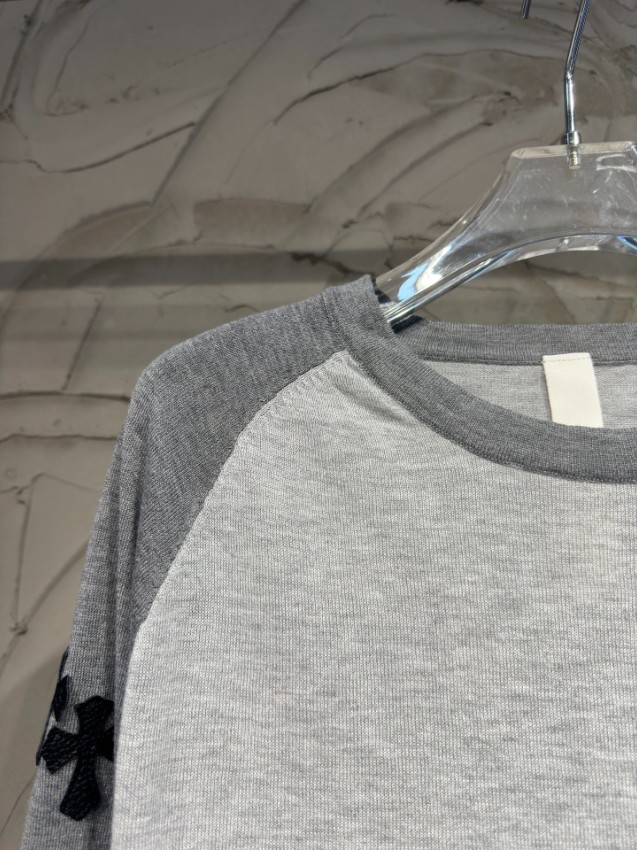 クロムハーツ スーパーコピー ラグラン長袖Tシャツ ライトグレー チャコールグレー袖切り替え 胸元ロゴ刺繍 クロス装飾 クルーネック 梱包丁寧_10