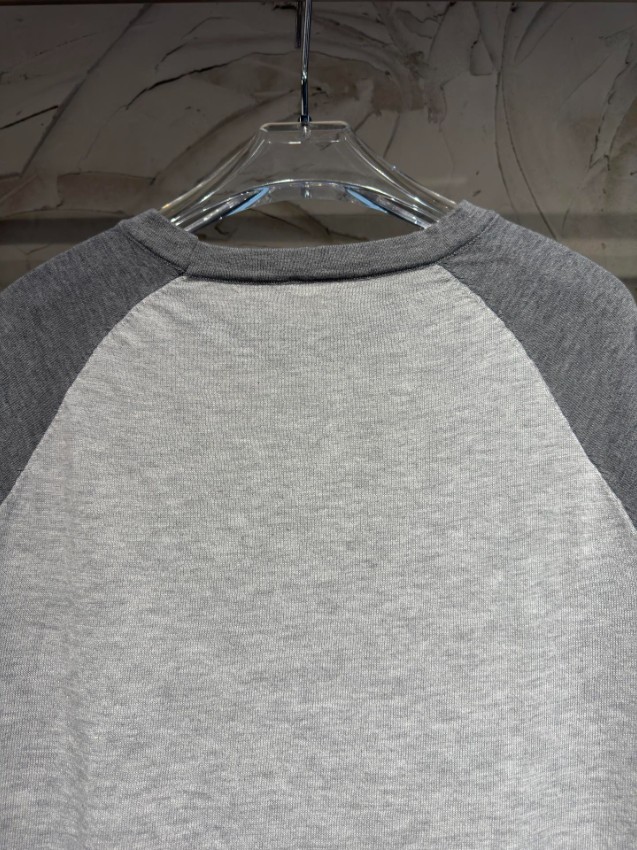 クロムハーツ スーパーコピー ラグラン長袖Tシャツ ライトグレー チャコールグレー袖切り替え 胸元ロゴ刺繍 クロス装飾 クルーネック 梱包丁寧_8