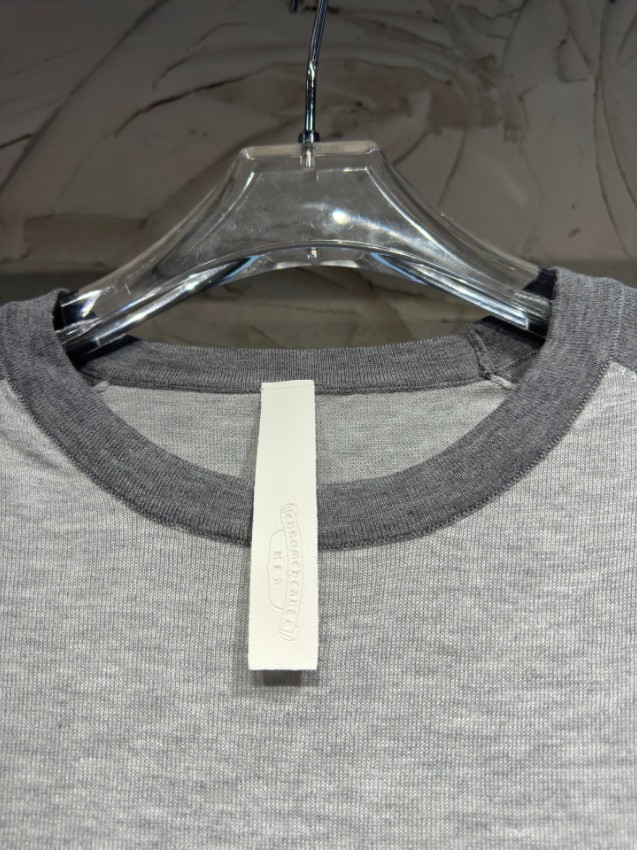 クロムハーツ スーパーコピー ラグラン長袖Tシャツ ライトグレー チャコールグレー袖切り替え 胸元ロゴ刺繍 クロス装飾 クルーネック 梱包丁寧_12