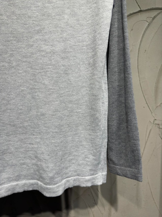 クロムハーツ スーパーコピー ラグラン長袖Tシャツ ライトグレー チャコールグレー袖切り替え 胸元ロゴ刺繍 クロス装飾 クルーネック 梱包丁寧_11
