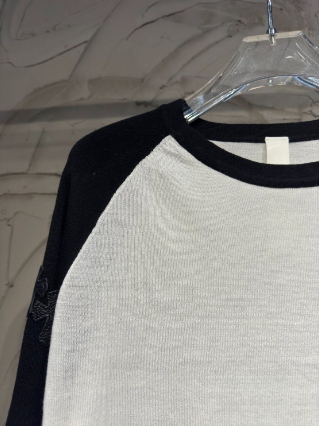 クロムハーツ ブランド コピー ラグラン長袖Tシャツ ホワイト ブラック袖切り替え 胸元ゴシックロゴ刺繍 クロス装飾 ストリート系 安全取引_3