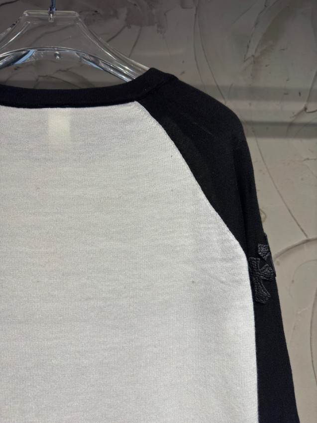 クロムハーツ ブランド コピー ラグラン長袖Tシャツ ホワイト ブラック袖切り替え 胸元ゴシックロゴ刺繍 クロス装飾 ストリート系 安全取引_5