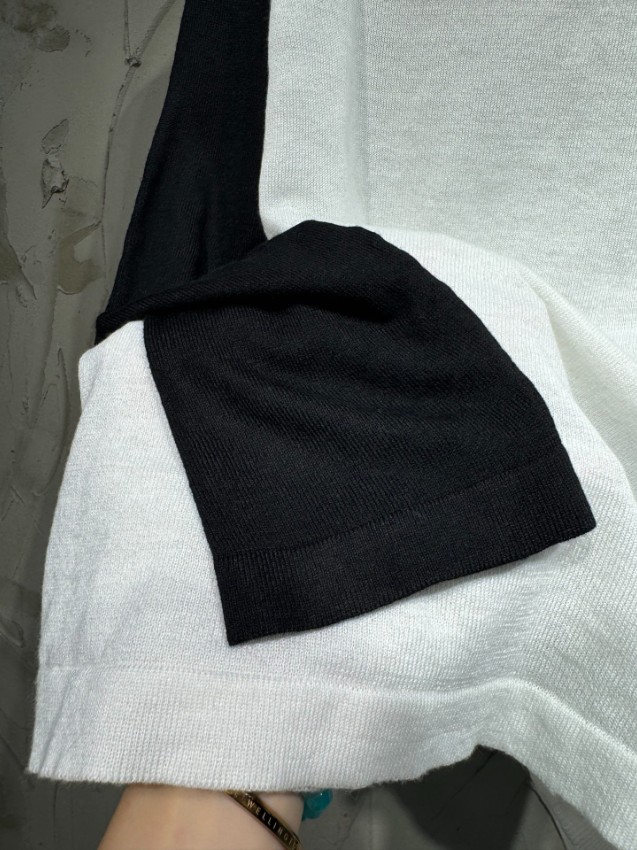 クロムハーツ ブランド コピー ラグラン長袖Tシャツ ホワイト ブラック袖切り替え 胸元ゴシックロゴ刺繍 クロス装飾 ストリート系 安全取引_4