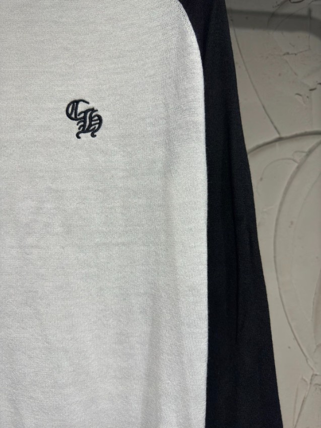 クロムハーツ ブランド コピー ラグラン長袖Tシャツ ホワイト ブラック袖切り替え 胸元ゴシックロゴ刺繍 クロス装飾 ストリート系 安全取引_7