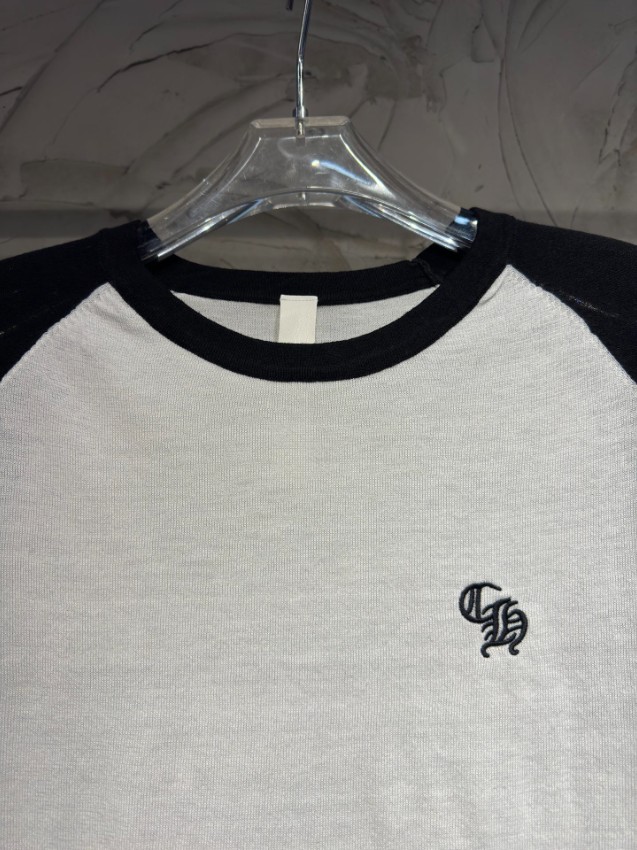 クロムハーツ ブランド コピー ラグラン長袖Tシャツ ホワイト ブラック袖切り替え 胸元ゴシックロゴ刺繍 クロス装飾 ストリート系 安全取引_11