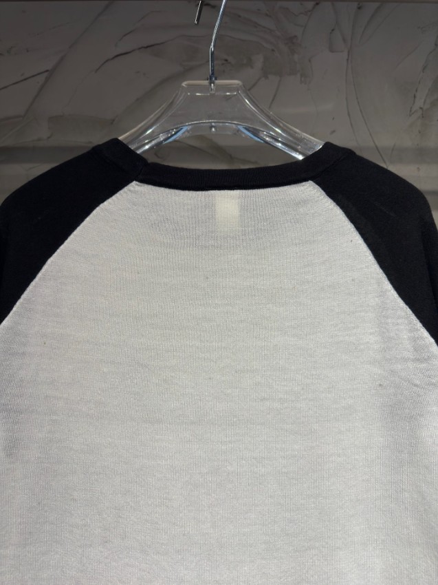 クロムハーツ ブランド コピー ラグラン長袖Tシャツ ホワイト ブラック袖切り替え 胸元ゴシックロゴ刺繍 クロス装飾 ストリート系 安全取引_10