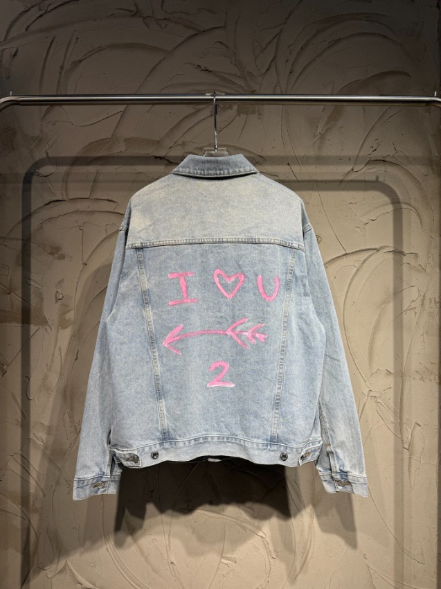 バレンシアガ スーパーコピー デニムジャケット ライトブルーウォッシュ加工 胸元ロゴ刺繍 フロントボタン仕様 カジュアルストリート定番_1